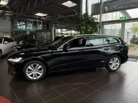 Gebraucht Volvo V60 Momentum 197 PS (144 kW) 2021 Onyx black / metallic Kombi