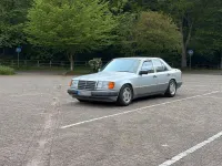 Używany Mercedes E220 150 KM (110 kW) 1993 Srebrny Sedan/Limuzyna