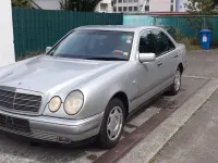 Używany Mercedes E230 150 KM (110 kW) 1996 Srebrny Sedan/Limuzyna