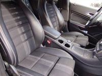 Gebraucht Mercedes CLA180 Urban 122 PS (89 kW) 2017 Rot Limousine
