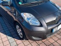 Gebraucht Toyota Yaris 69 PS (50 kW) 2011 Grau Kleinwagen