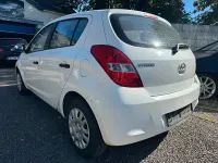 Gebraucht Hyundai i20 77 PS (56 kW) 2011 Weiß Kleinwagen