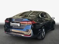 Gebraucht BMW 520 Sport Line 197 PS (144 kW) 2025 Saphirschwarz metallic Limousine
