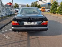 Second-hand Mercedes E300 179 CP (131 kW) 1990 Negru Berlinǎ
