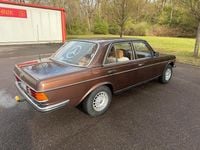 Second-hand Mercedes E280 185 CP (136 kW) 1982 Maro Berlinǎ