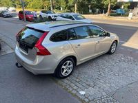Gebraucht Volvo V60 Business Edition 150 PS (110 kW) 2017 Luminous sand Kombi