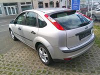 Gebraucht Ford Focus Trend 101 PS (74 kW) 2006 Silber Limousine