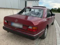 Gebraucht Mercedes E220 150 PS (110 kW) 1992 Rot Limousine