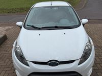 Gebraucht Ford Fiesta Ambiente 82 PS (60 kW) 2010 Weiß Kleinwagen
