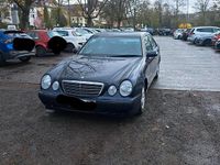 Gebraucht Mercedes E220 142 PS (104 kW) 2001 Blau Limousine