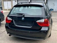 Gebraucht BMW 318 143 PS (105 kW) 2007 Schwarz Kombi