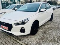 Gebraucht Hyundai i30 Pure 101 PS (74 kW) 2017 Weiß Kleinwagen
