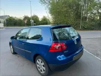 Second-hand VW Golf IV 105 CP (77 kW) 2005 Albastru Berlinǎ