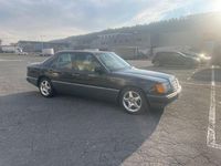 Second-hand Mercedes E220 150 CP (110 kW) 1992 Negru Berlinǎ