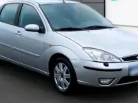 Usado Ford Focus 110 CV (80 kW) 2005 Plateado Berlina