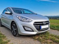 Gebraucht Hyundai i30 Trend 110 PS (80 kW) 2015 Silber Limousine