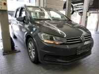 Gebraucht VW Touran Comfortline 122 PS (89 kW) 2021 Uranograu Van / Kleinbus