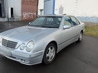 Usado Mercedes E320 197 HP (144 kW) 2000 Prateado Sedan