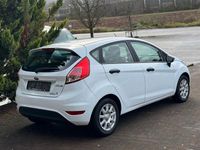 Gebraucht Ford Fiesta Ambiente 60 PS (44 kW) 2014 Weiß Kleinwagen