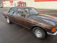 Second-hand Mercedes E280 185 CP (136 kW) 1982 Maro Berlinǎ