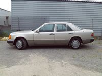 Gebraucht Mercedes E200 118 PS (86 kW) 1990 Silber Limousine