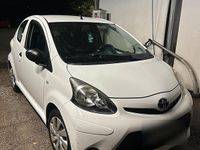 Gebraucht Toyota Aygo 68 PS (50 kW) 2012 Weiß Kleinwagen