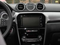 Gebraucht Suzuki Vitara Comfort 102 PS (75 kW) 2023 Pearl cool white metallic (metallic) SUV