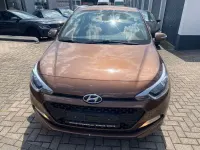Gebraucht Hyundai i20 90 PS (66 kW) 2016 Weiß Kleinwagen