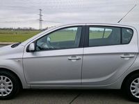 Gebraucht Hyundai i20 Edition 77 PS (56 kW) 2011 Silber Kleinwagen
