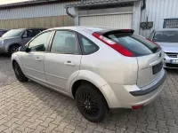 Usado Ford Focus Style 90 CV (66 kW) 2007 Plateado Berlina
