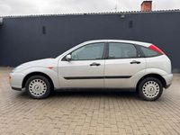 Gebraucht Ford Focus Ambiente 101 PS (74 kW) 2000 Silber Limousine