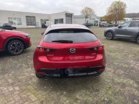 Neu Mazda 3 140 PS (102 kW) 2025 Rot Limousine