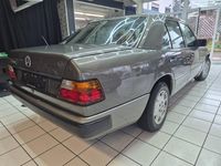 Używany Mercedes E220 150 KM (110 kW) 1993 Szary Sedan/Limuzyna