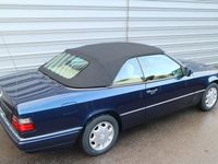 Gebraucht Mercedes E220 150 PS (110 kW) 1995 Azuritblau Cabrio