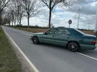 Używany Mercedes E220 150 KM (110 kW) 1993 Zielony Sedan/Limuzyna