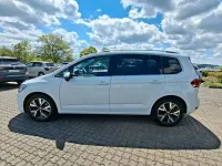 Gebraucht VW Touran Highline 150 PS (110 kW) 2023 Weiß Van / Kleinbus