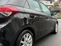 Gebraucht Hyundai i20 84 PS (61 kW) 2015 Schwarz Kleinwagen