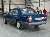 Gebraucht Mercedes E230 132 PS (97 kW) 1986 Blau Limousine