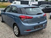 Gebraucht Hyundai i20 Classic 75 PS (55 kW) 2017 Blau Limousine