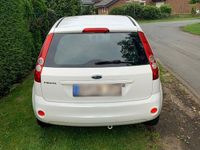 Gebraucht Ford Fiesta Ambiente 60 PS (44 kW) 2006 Weiß Kleinwagen