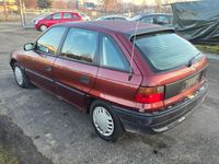 Używany Opel Astra 71 KM (52 kW) 1994 Czerwony Sedan/Limuzyna