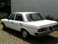 Gebraucht Mercedes 240 98 PS (72 kW) 1978 Weiß Limousine