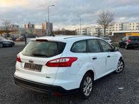 Używany Ford Focus Ambiente 101 KM (74 kW) 2014 Biały Sedan/Limuzyna