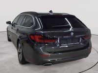 Gebraucht BMW 520 Sport Line 184 PS (135 kW) 2023 Sophistograu brillanteffekt metallic Kombi