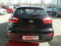 Gebraucht Kia Rio Attract 84 PS (61 kW) 2015 Schwarz metallic Kleinwagen