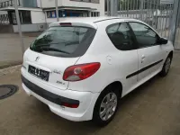 Gebraucht Peugeot 206+ Basis 60 PS (44 kW) 2009 Weiß Kleinwagen
