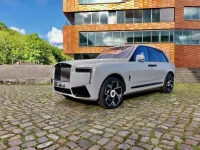 Neu Rolls Royce Cullinan 544 PS (400 kW) 2026 Crystal over selby grey SUV