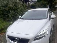 Gebraucht Volvo V40 Momentum 120 PS (88 kW) 2017 Weiß Kombi
