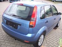 Gebraucht Ford Fiesta Ambiente 80 PS (58 kW) 2002 Blau metallic Kleinwagen