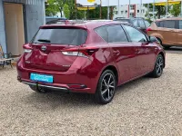 Gebraucht Toyota Auris Hybrid 136 PS (100 kW) 2018 Rot Limousine